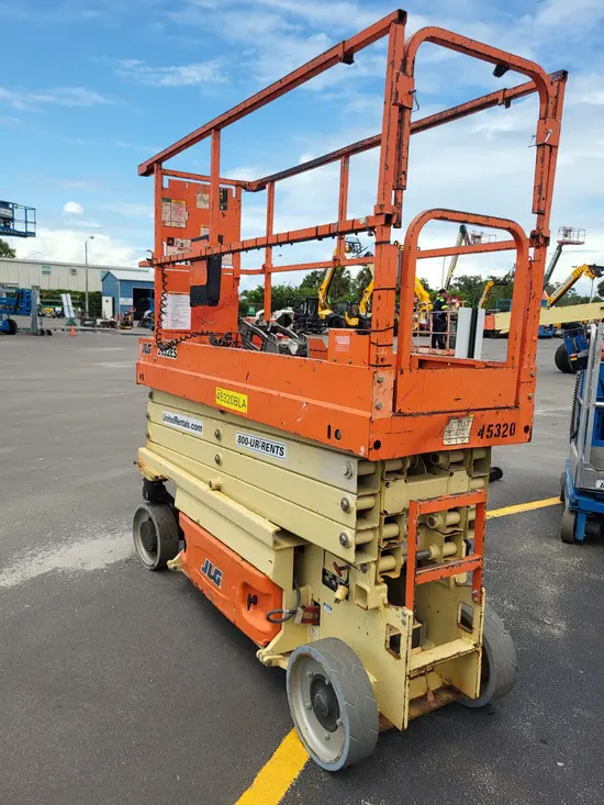 2017 JLG 2632ES