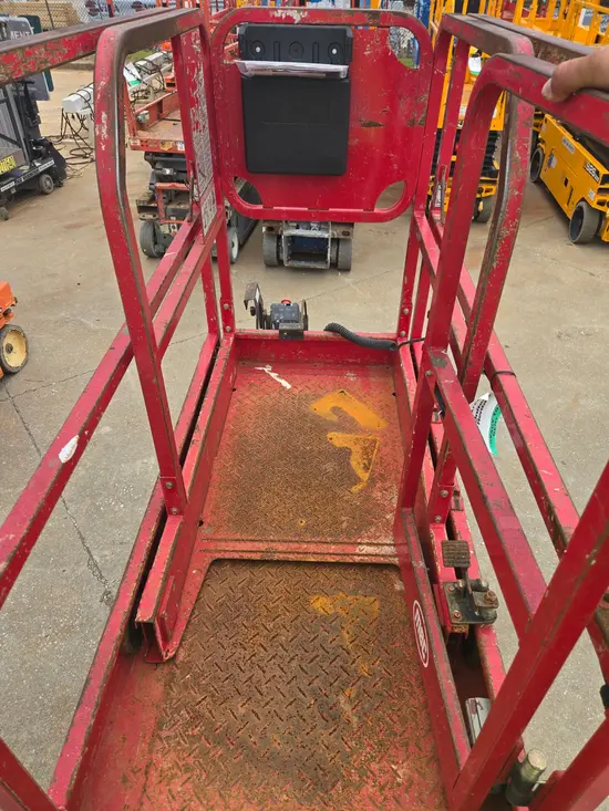 2018 MEC MICRO 19 Scissor Lift