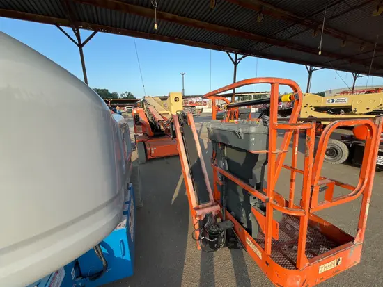 2017 JLG E400AJPN Articulating Boom Lift