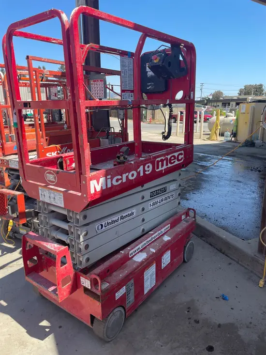 2018 MEC MICRO 19 Scissor Lift
