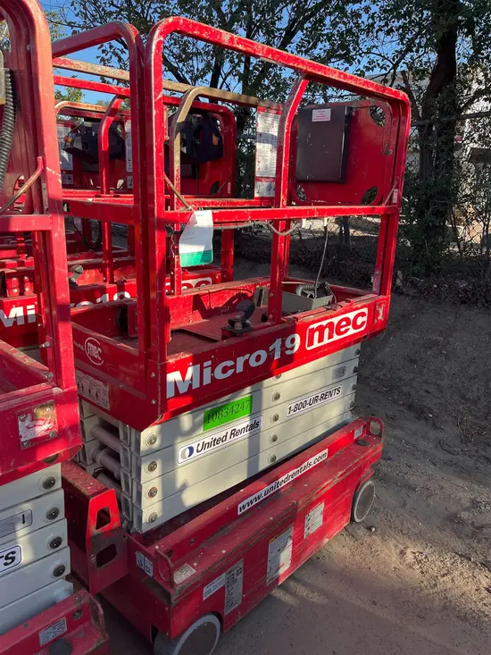 2018 MEC MICRO 19 Scissor Lift