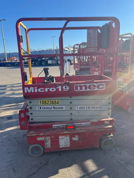 2018 MEC MICRO 19 Scissor Lift
