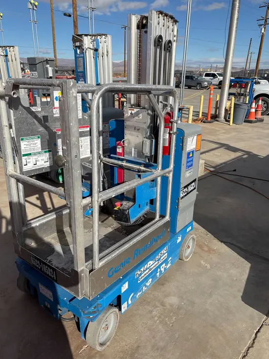 2018 Genie GR-20 Self-Propelled One-Person Lift