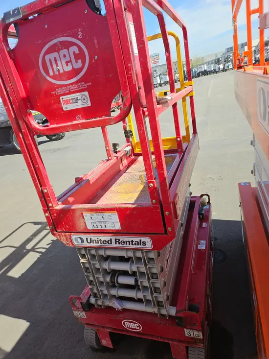 2018 MEC MICRO 19 Scissor Lift