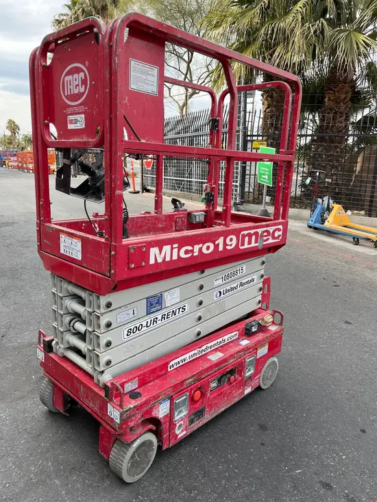 2018 MEC MICRO 19 Scissor Lift