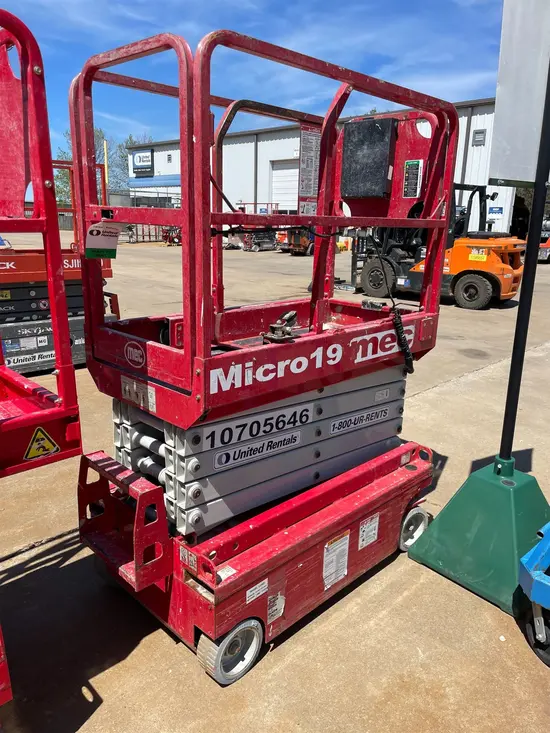 2018 MEC MICRO 19 Scissor Lift