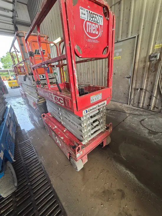 2019 MEC MICRO 19 Scissor Lift