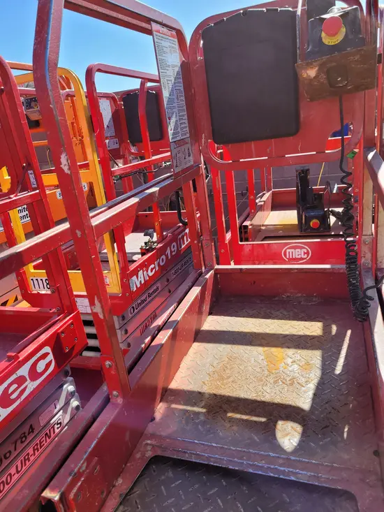 2018 MEC MICRO 19 Scissor Lift