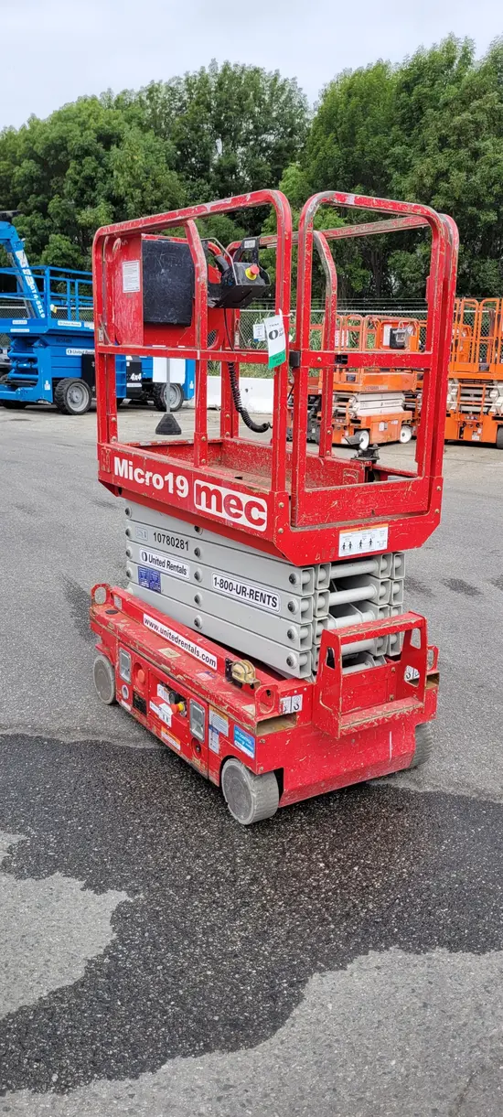 2018 MEC MICRO 19 Scissor Lift