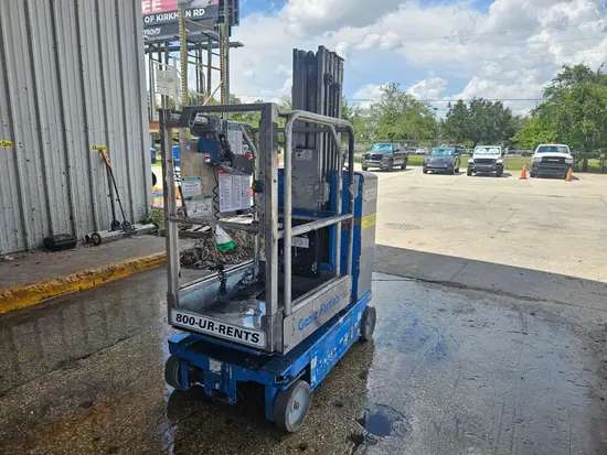 2016 Genie GR-20 Self-Propelled One-Person Lift