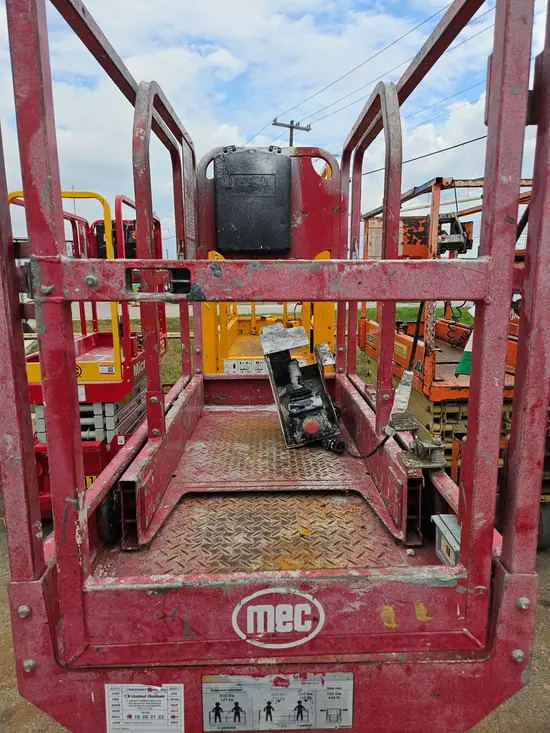 2018 MEC MICRO 19 Scissor Lift
