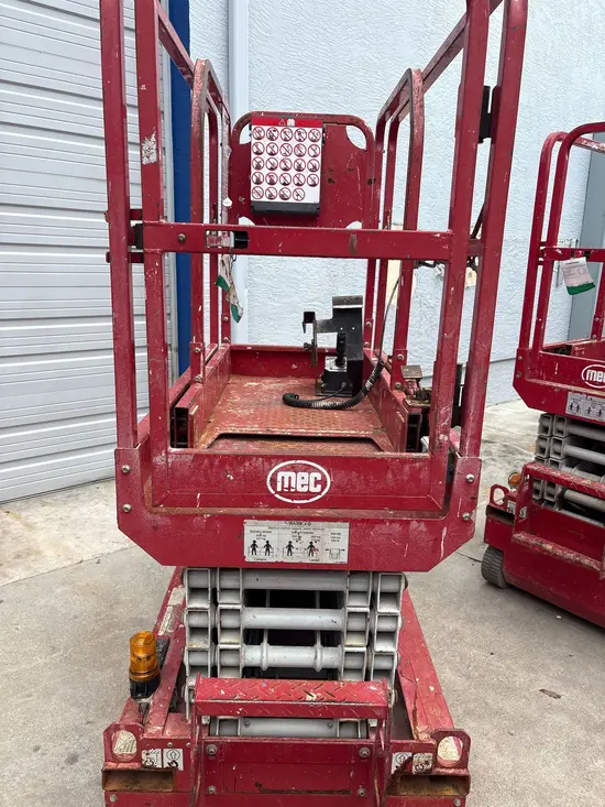 2019 MEC MICRO 19 Scissor Lift