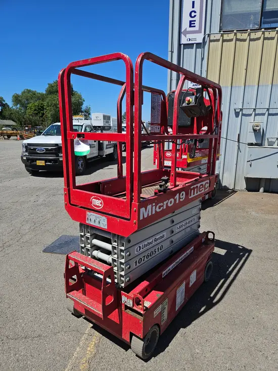 2018 MEC MICRO 19 Scissor Lift