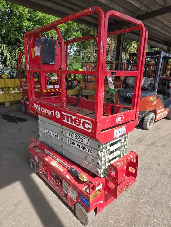 2019 MEC MICRO 19 Scissor Lift