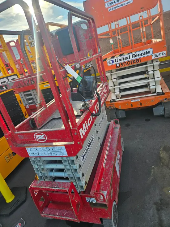 2018 MEC MICRO 19 Scissor Lift