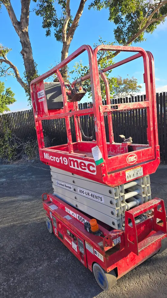 2018 MEC MICRO 19 Scissor Lift