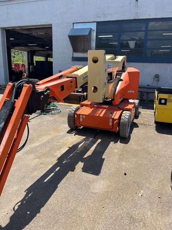 2017 JLG E400AJPN Articulating Boom Lift