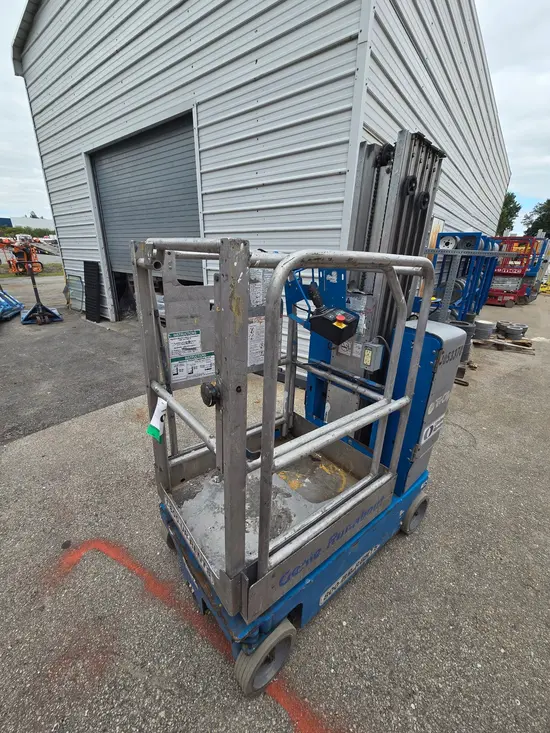 2016 Genie GR-20 Self-Propelled One-Person Lift