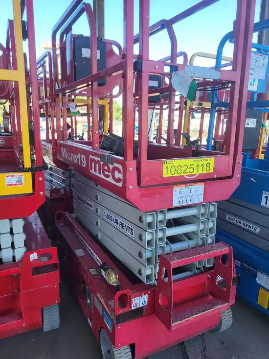 2018 MEC MICRO 19 Scissor Lift