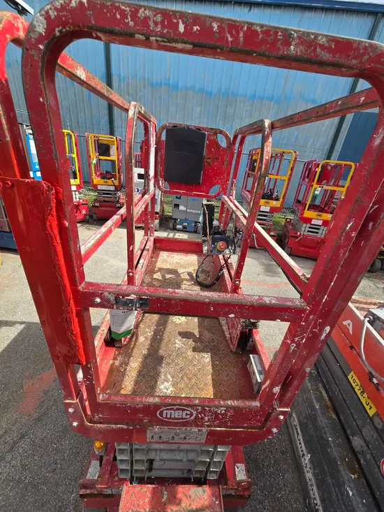 2018 MEC MICRO 19 Scissor Lift