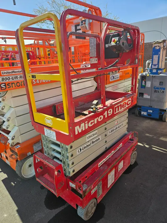 2018 MEC MICRO 19 Scissor Lift