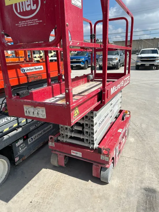 2018 MEC MICRO 19 Scissor Lift