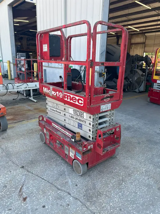 2019 MEC MICRO 19 Scissor Lift