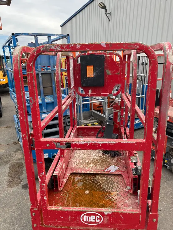2018 MEC MICRO 19 Scissor Lift