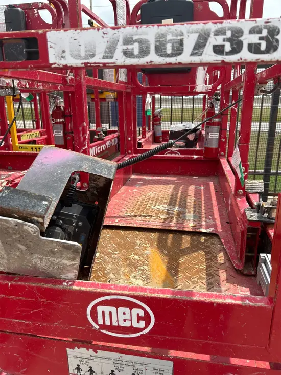 2018 MEC MICRO 19 Scissor Lift