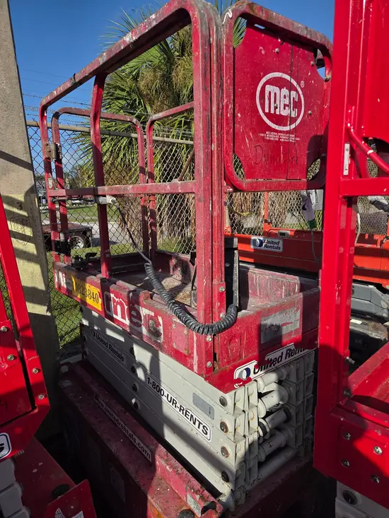 2018 MEC MICRO 19 Scissor Lift